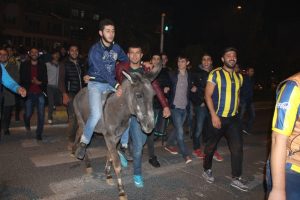 Eşek sırtında galibiyet kutlaması