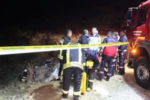Manisa'da iş&ccedil;ileri taşıyan minib&uuml;s şarampole devrildi: 1 &ouml;l&uuml;, 14 yaralı