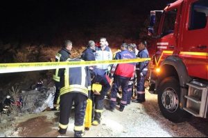 Manisa'da iş&ccedil;ileri taşıyan minib&uuml;s şarampole devrildi: 1 &ouml;l&uuml;, 14 yaralı