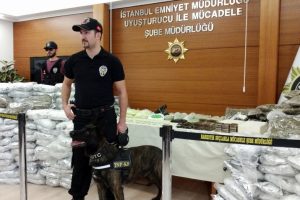 L&uuml;ks rezidansa operasyon: 10 milyonluk uyuşturucu!