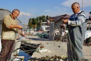 İzmirli balık&ccedil;ılar belediyenin d&ouml;kt&uuml;ğ&uuml; bal&ccedil;ıktan şikayet&ccedil;i
