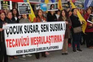 Balıkesir'de cinsel istismar su&ccedil;unu d&uuml;zenlemeye tepki eylemi
