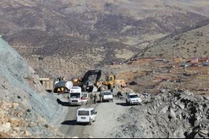 Siirt'te toprak altında kalan 10 iş&ccedil;iyi arama &ccedil;alışmaları devam ediyor
