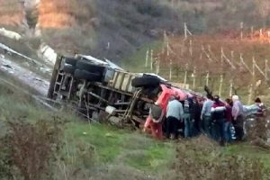 Kamyon u&ccedil;uruma yuvarlandı, s&uuml;r&uuml;c&uuml; &ouml;ld&uuml;