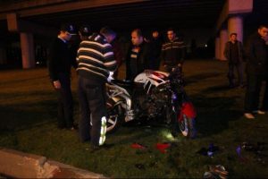 Motosiklet ref&uuml;je &ccedil;arptı: 1'i ağır 2 yaralı