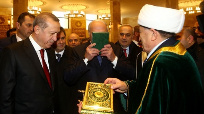 Kuran'ı &ouml;pt&uuml; diye eleştirdiler, b&ouml;yle yanıt verdi