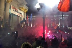 Kiev'de olaylı gece: Bankaya saldırdılar!