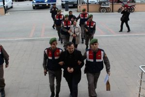 Sınırda yakalanan akademisyen &ccedil;ift tutuklandı
