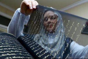 Kur'an-ı Kerim'i ipek sayfalara yazdı