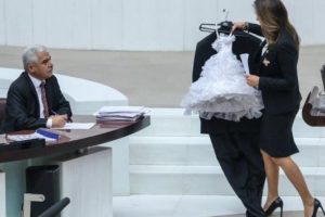 Meclis'te &ccedil;ocuk gelinliği ve damat kıyafeti ile protesto