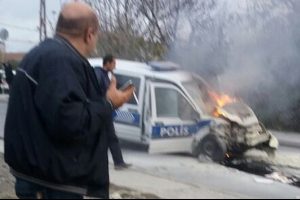 Hafriyat kamyonuna &ccedil;arpan polis aracı alev aldı