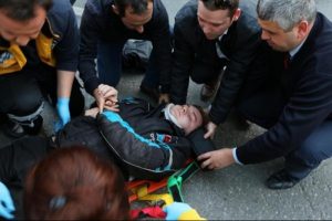 Rahatsızlanınca motosikleti devrilen kurye yaralandı