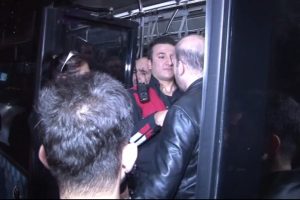 Otob&uuml;ste silahlı şahıs ihbarı polisi alarma ge&ccedil;irdi