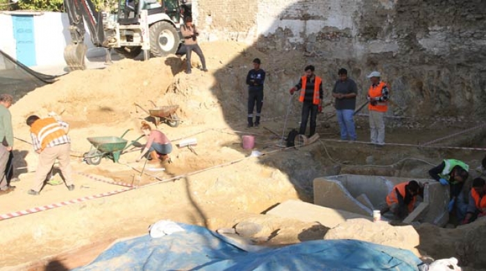 Milas'ta inşaat temelinden tarihi mezar fışkırıyor