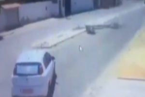 &Ouml;nce otomobile &ccedil;arptı, ardından kafasına direk devrildi