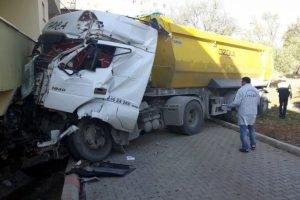 Kontrolden &ccedil;ıkan TIR dehşet sa&ccedil;tı