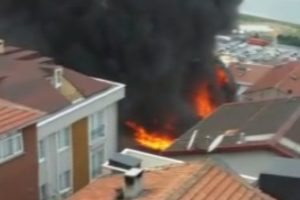 İstanbul'da yangın mahalleliyi sokağa d&ouml;kt&uuml;