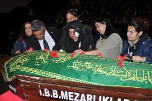 Trafik kazası kurbanı sanat&ccedil;ı i&ccedil;in t&ouml;ren