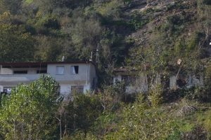Yama&ccedil;tan kopan kayalar evi yıktı