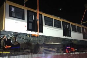 S&uuml;r&uuml;c&uuml;s&uuml;z metro hattında vagonlar raya indirildi