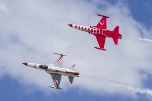 T&uuml;rk Yıldızları &ouml;ğretmenler g&uuml;n&uuml;n&uuml; kutladı