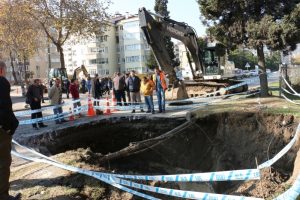 Ordu'da sahil yolu &ccedil;&ouml;kt&uuml;: 4 metrelik &ccedil;ukur oluştu