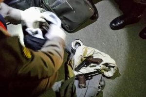 Otob&uuml;steki sırt &ccedil;antasından el yapımı 5 tabanca &ccedil;ıktı