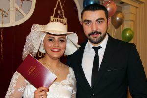 Kanser olduğunu gelinlik provasında &ouml;ğrenen &ouml;ğretmen evlendi