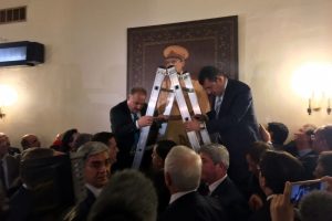 Atat&uuml;rk resmi yerine asıldı