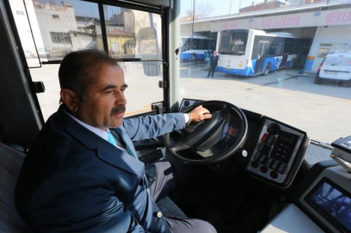 Otob&uuml;s şofor&uuml; seferi bırakıp rahatsızlanan kadını hastaneye g&ouml;t&uuml;rd&uuml;