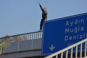 İntihara kalkışan adamı &ouml;ğretmen kurtardı