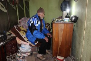 Bursa'da dondurucu soğukta demir barakada yaşam...