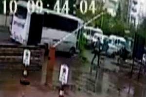 Engelli genci sokak ortasında tekme tokat d&ouml;vd&uuml;