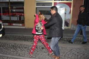 Bunalıma giren gen&ccedil; kadın mahalleyi ayağa kaldırdı
