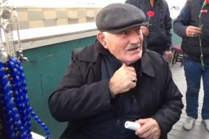 Bursa'da &ccedil;akmak satan adam:  "Kadını d&ouml;veceksin, biraz dilini kessin"