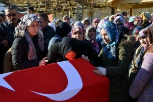 Şehit annesinin feryadı y&uuml;rek dağladı