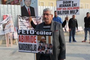 Kılı&ccedil;daroğlu'nun kardeşinden FET&Ouml; protestosu