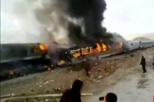 İki yolcu treni kafaya &ccedil;arpıştı... İ&ccedil;eride kaldılar...