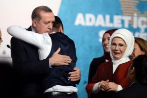 Sahneye atlayıp Cumhurbaşkanı Erdoğan'a sarıldı