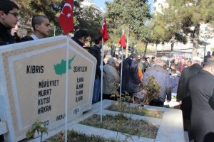 Katledilen eşi ve &ccedil;ocuklarının yanına defnedildi