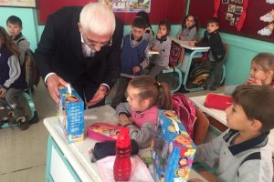 Marmarabirlik'ten 25 bin &ouml;ğreciye Pepe'li zeytin