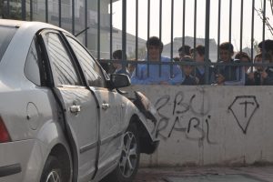 Bursa okul &ouml;n&uuml;nde kaza dehşeti: 2 yaralı