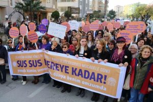 Bursa Nil&uuml;fer'de kadınlar şiddete karşı tek ses oldu