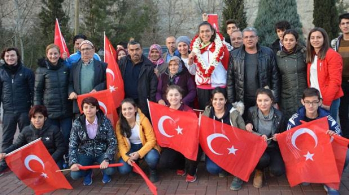 Avrupa Şampiyonu boks&ccedil;uya memleketinde coşkulu karşılama