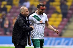 Bursasporlu Sivok Galatasaray ma&ccedil;ında kanlar i&ccedil;inde yerde kaldı