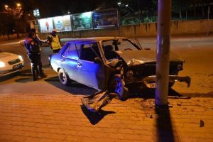 Aydınlatma direğine &ccedil;arpan otomobil kullanılamaz hale geldi