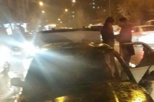Trafik ışıklarında bekleyen otomobil yandı
