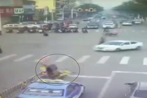 S&uuml;r&uuml;c&uuml;s&uuml;z motosiklet adama b&ouml;yle &ccedil;arptı