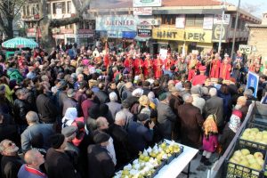 Bursa'da bedava deveci armudu izdihamı