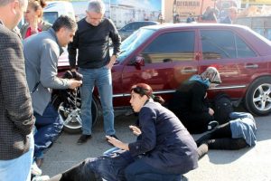 Otomobilin altında metrelerce s&uuml;r&uuml;klendiler